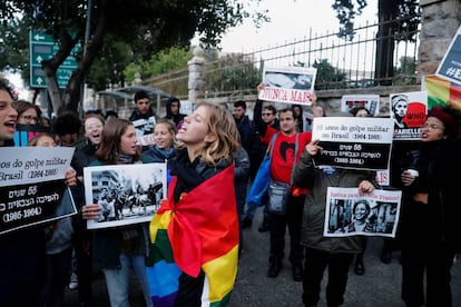 Protesto contra a visita de Bolsonaro em Israel tem foto de Marielle Franco e cartazes lembrando da ditadura militar. 
 
 