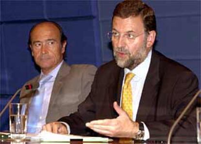 Santiago López Valdivielso y Mariano Rajoy, ayer, en el Ministerio del Interior.