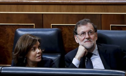 Soraya S&aacute;enz de Santamar&iacute;a y Mariano Rajoy, en el Congreso. 
 