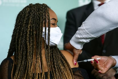 La estudiante de 18 años Gabrielly Esperança dos Santos recibe este lunes la primera dosis de la vacuna contra la covid-19 en São Paulo, Brasil.