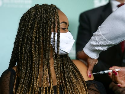 A estudante Gabrielly Esperança dos Santos, de 18 anos, recebe a primeira dose da vacina contra a covid-19 em São Paulo, nesta segunda-feira.