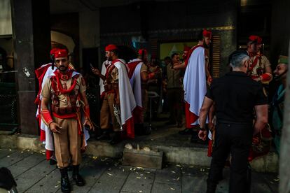 Miembros de los regulares, en una cafetería de Madrid, poco antes del desfile del 12 de octubre. 