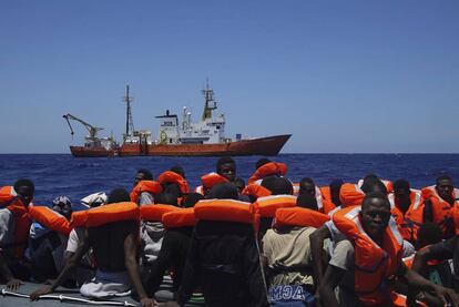 Decenas de migrantes a la espera de ser rescatados por la nave "Prudence" de MSF en junio