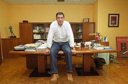 El secretario general de los socialistas vascos, Patxi López, en su despacho.
