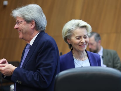 El comisario de Economía, Paolo Gentiloni y la presidenta de la comisión, Ursula vbo der Leyen, el pasado miércoles en Bruselas.