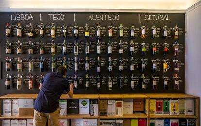 Exposición de vinos en la Galeria Wine Shop, en Lisboa.