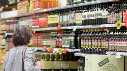 Lineales de aceite de oliva en el supermercado Eroski del centro comercial de Artea en Leioa, Bizkaia.