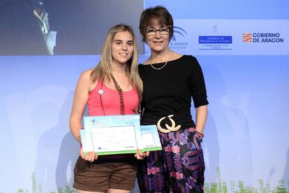 Marisa Fernández, editora gráfica de EL PAÍS, ha hecho entrega del diploma y del cheque de Fnac por valor de 150 euros a la estudiante María Pascual, del instituto Conde Lucanor, de Peñafiel (Valladolid), que ha ganado con la imagen de un espectacular quiebro de un recortador de toros.