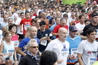 Un total de 1.700 corredores tomaron ayer en el Arenal la salida en la decimocuarta edición del cross popular Aste Nagusia, disputado sobre un trazado urbano de seis kilometros.