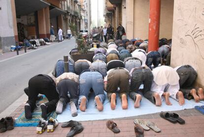 Musulmanes rezando en una calle de Lleida porque la mezquita está llena.