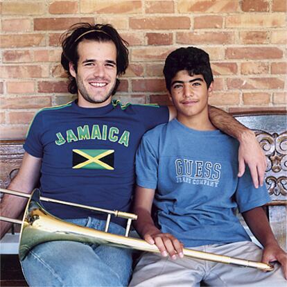 Shai Feldsogel, judío de origen uruguayo, y Yazeed Irshaid, palestino, de 13 años, que vive en Ramala. Los dos tocan el trombón. Yazeed nunca había conocido a un israelí hasta que llegó a la Orquesta West-Eastern Divan. Ahora es amigo de Shai. Les une su afición por el fútbol. Juntos están aprendiendo música y cómo perfeccionar los toques al balón para marcar más goles.