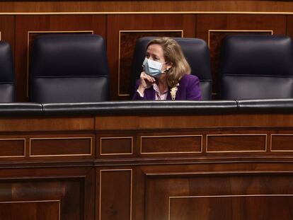 La vicepresidenta tercera del Gobierno, Nadia Calviño, durante una sesión plenaria en el Congreso del pasado jueves.