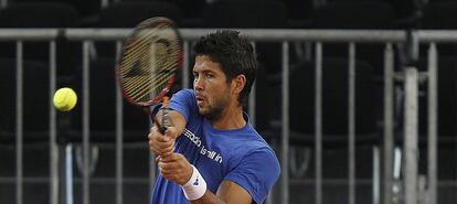 Verdasco devuelve una bola durante el entrenamiento con Nadal.