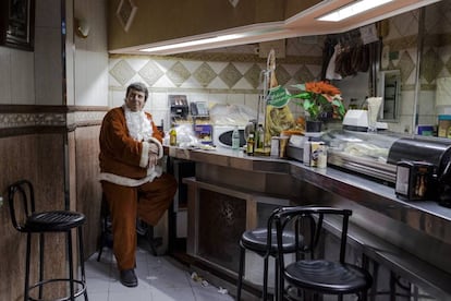 Paco Martínez (40 anos). Profissão: ator, assistente de direção, governante. Trabalha através de sua própria empresa de animação. Madri, 2018. "Enquanto trabalho de Papai Noel, ver como as crianças te olham, como te tocam, sua sinceridade, me dá um chute de adrenalina, de alegria e de bom humor que me ajuda a levar melhor todas as ausências que por lei de vida há de familiares e amigos. Compensa durante esse tempo, todas essas perdas".