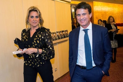 El candidato a alcalde de Barcelona, Manuel Valls, junto a su pareja Susana Gallardo en el Teatro del Liceu, en Barcelona. 