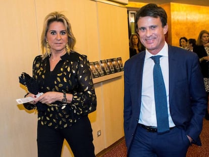 El candidato a alcalde de Barcelona, Manuel Valls, junto a su pareja Susana Gallardo en el Teatro del Liceu, en Barcelona. 