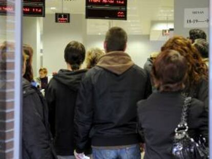 Varias personas hacen cola en la Oficina de Empleo de la Avenida de Guadalajara de Alcalá de Henares (Madrid). EFE/Archivo