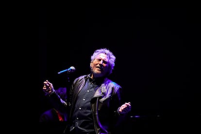 Miguel Ríos durante el concierto ofrecido tras la entrega del legado en el Teatro Isabel La Católica de Granada el 21 de diciembre de 2022. 