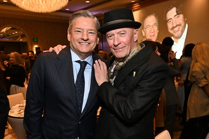 Ted Sarandos, presidente ejecutivo de Netflix (izquierda), y el director Jacques Audiard, en los premios AFI Awards en Los Angeles, el 6 de febrero.