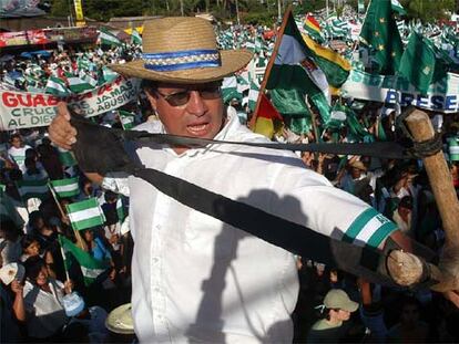 Un manifestante a favor de la autonomía de Santa Cruz desafía al Gobierno central con un tirachinas gigante.