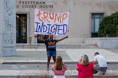 Una mujer se manifiesta frente a la sede del tribunal federal de Washington en el que el jueves comparecerá Trump, este martes.