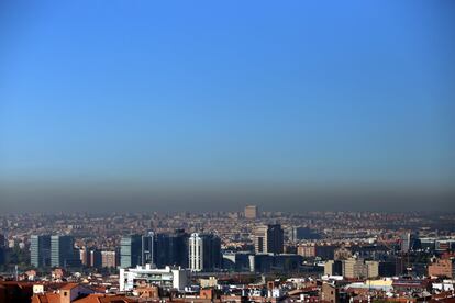 Los técnicos del Ayuntamiento evaluarán la próxima medianoche las mediciones de dióxido de nitrógeno para decidir si se mantiene o se incrementan las medidas preventivas ante el pico de contaminación. En la imagen, vista de la nube de contaminación sobre Madrid.