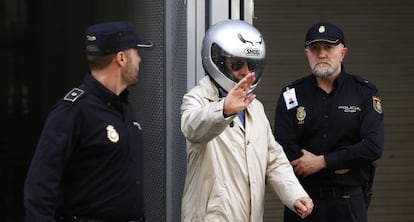 El exinspector Juan Antonio González Pacheco, Billy el Niño, sale de la Audiencia Nacional.
