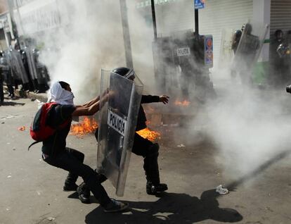 Manifestantes encapuchados y policías antidisturbios se enfrentan en Ciudad de México, durante una marcha hacia la Cámara de Diputados, donde el secretario de Gobernación, Miguel Ángel Osorio Chong, ha entregado el primer informe de gobierno del presidente de México, Enrique Peña Nieto. Alrededor de un centenar de jóvenes, muchos de ellos embozados y que se identificaron ante medios de comunicación como "anarquistas", chocaron en diversas ocasiones con miembros del cuerpo de granaderos de la Policía, que flanqueaban la marcha hacia el recinto legislativo.