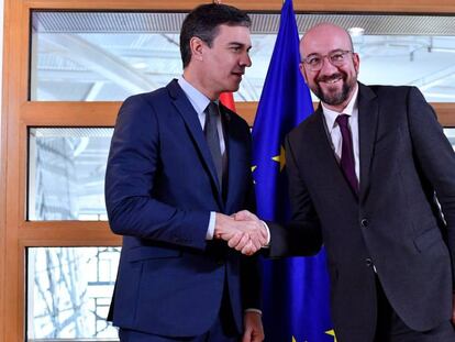 El presidente del Gobierno español, Pedro Sánchez, saluda al presidente del Consejo Europeo, Charles Michel, el miércoles en Bruselas.