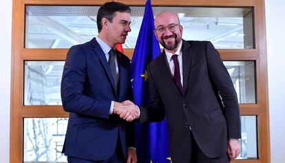 El presidente del Gobierno español, Pedro Sánchez, saluda al presidente del Consejo Europeo, Charles Michel, el miércoles en Bruselas.