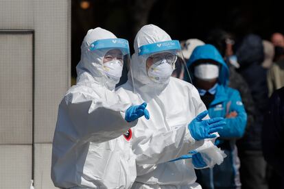 Personal sanitario con trajes de protección supervisa una prueba masiva en Seúl el pasado 22 de marzo.