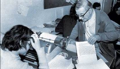 Jean-Paul Sartre, preparando con varios periodistas la salida de <i>Libération</i> en mayo de 1973.