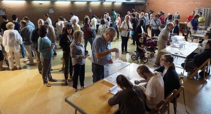 Votantes en un colegio electoral de Girona.