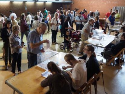 Votantes en un colegio electoral de Girona.