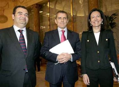 Los presidentes del Banco Popular, la CNMV y Banesto: Ángel Ron, Manuel Conthe y Ana Patricia Botín.