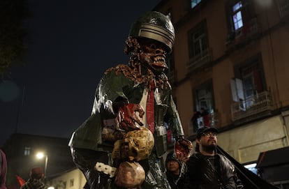 Una figura que representa a un militar, denuncia la complicidad de ejército mexicano en este emblemático e indignante caso que sigue doliendo a 10 años de la desaparición de los jóvenes. 