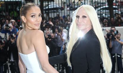 Jennifer L&oacute;pez y Donatella Versace. 