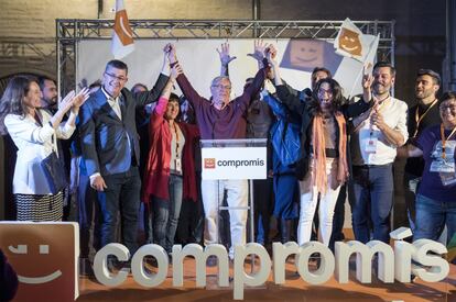 El candidato de Compromís a la alcaldía de Valencia, Joan Ribó (centro), junto a la vicepresidenta de la Generalitat en funciones, Mònica Oltra (derecha), tras conocer los resultados electorales.