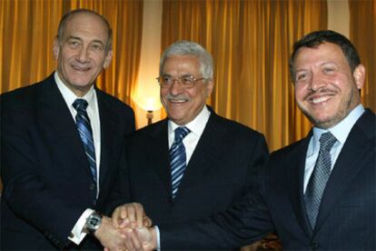 Ehud Olmert (izquierda), Mahmud Abbas y Abdalá, rey de Jordania, tras la cumbre de Petra