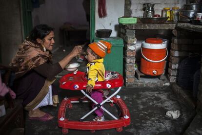 Una niña de dos años es alimentada por su madre en Islamabad (Pakistán), 4 de febrero de 2014.