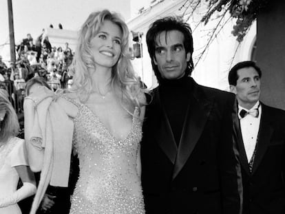 La modelo Claudia Schiffer y el mago David Copperfield, que fueron pareja entre 1994 y 1999, en el Shrine Auditorium de Los Ángeles, California, en marzo de 1995.