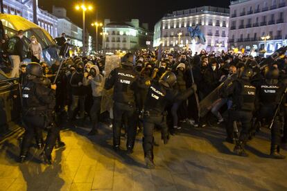 La detencin del rapero Pablo Hasl por enaltecimiento del terrorismo provoc fuertes protestas, sobre todo en Catalu?a, pero tambin en otras ciudades de Espa?a. En la imagen, enfrentamiento entre agentes de la Polica Nacional y manifestantes en Madrid, durante la protesta convocada para exigir la puesta en libertad del rapero en la Puerta del Sol, el 17 de febrero.