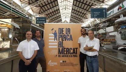 El gerente del Mercado Central Luis Roberto Doménech, Francisco Dasí, y los arquitectos David Estal y Carles Dolç en la presentación de la exposición.