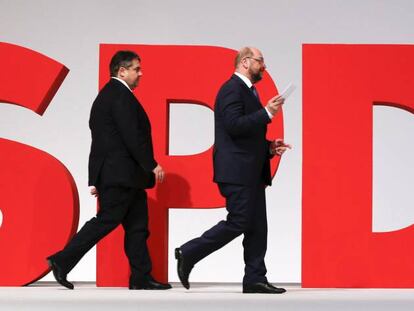 Sigmar Gabriel camina detr&aacute;s de Martin Schulz en el congreso del SDP en diciembre de 2015.