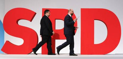 Sigmar Gabriel camina detr&aacute;s de Martin Schulz en el congreso del SDP en diciembre de 2015.