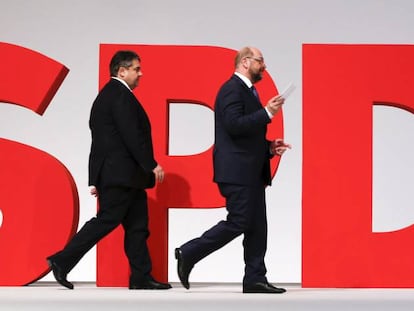 Sigmar Gabriel camina detr&aacute;s de Martin Schulz en el congreso del SDP en diciembre de 2015.