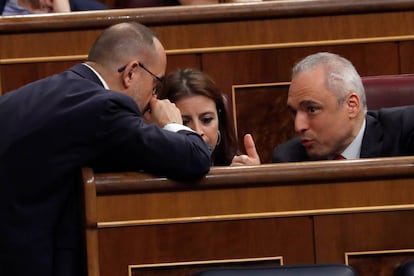 Carles Campuzano (PDeCAT) conversa con Rafael Simancas y Adriana Lastra (PSOE), en el Congreso.