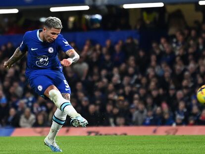 Enzo Fernández golpea el balón durante el Chelsea-Fulham de la pasada semana en la Premier League.