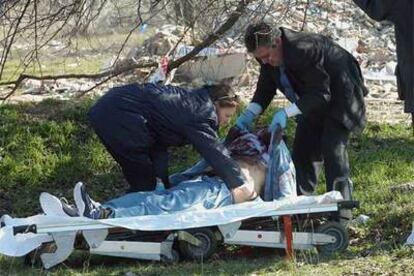 Los forenses levantan el cadáver localizado esta mañana en el distrito madrileño de la Latina.