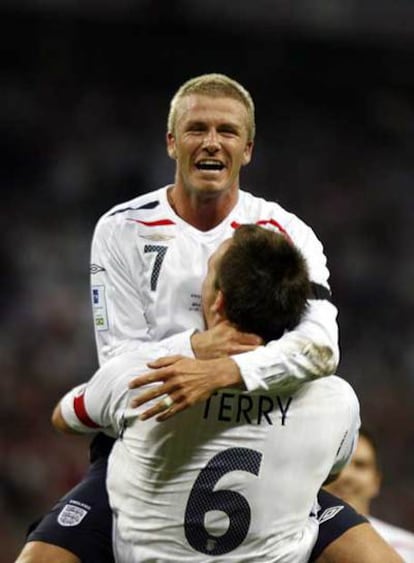 Beckham se abraza al capitán Terry tras el gol de los ingleses.